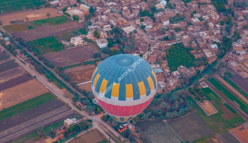 hot air balloon in luxor egypt